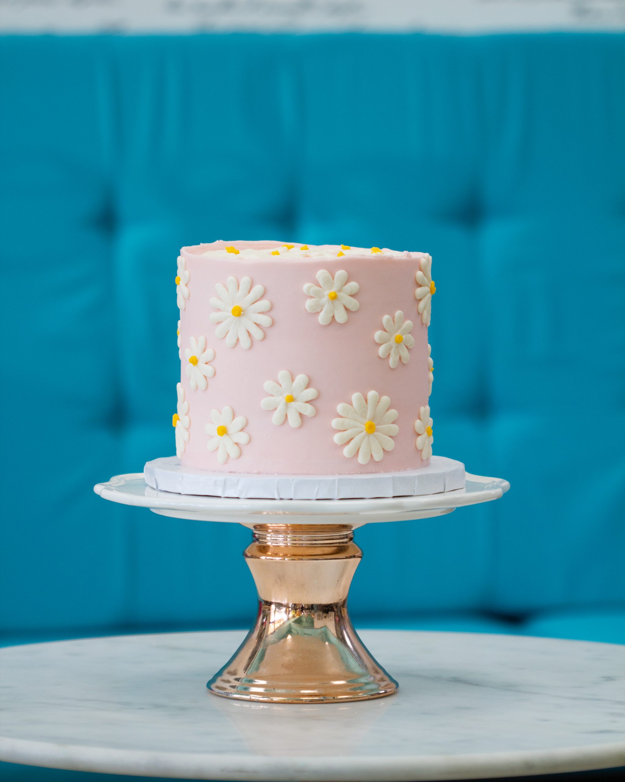 daisy cake - Sweet Frostings Blissful Bakeshop - Daisies are the happiest  flower if we do say so!, image size:2048x2560